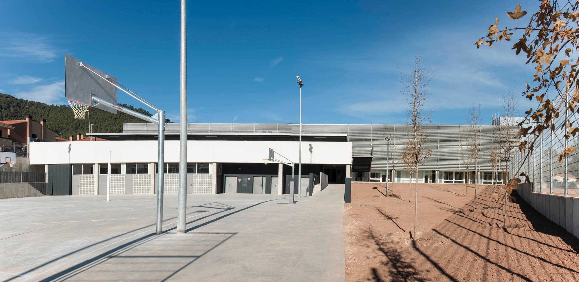 Famílies de l’Escola Nova expressen el seu malestar per la vaga educativa del primer dia de curs